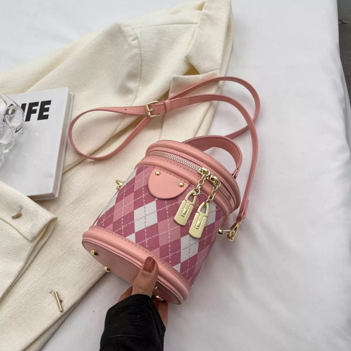Diamond Pattern Bucket Crossbody Bag - Blush Pink - View 6