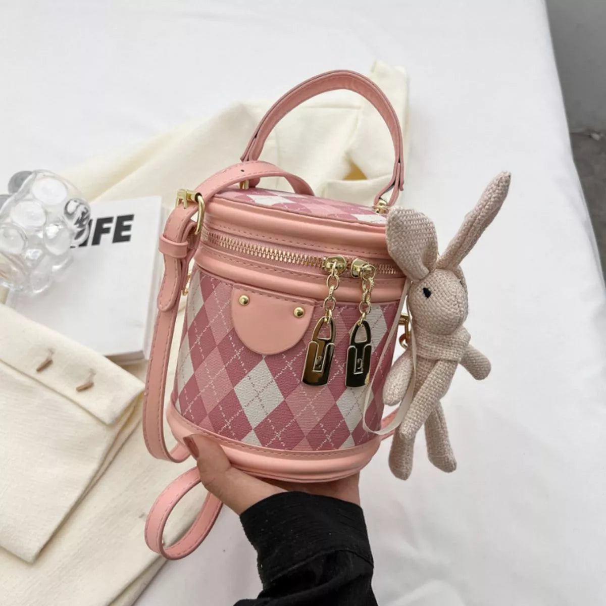 Diamond Pattern Bucket Crossbody Bag - Blush Pink - View 5