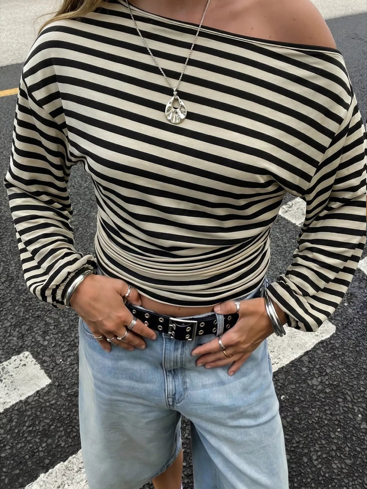 One Shoulder Striped Long Sleeve Slim-Fit T-Shirt - Black Apricot Color - View 3
