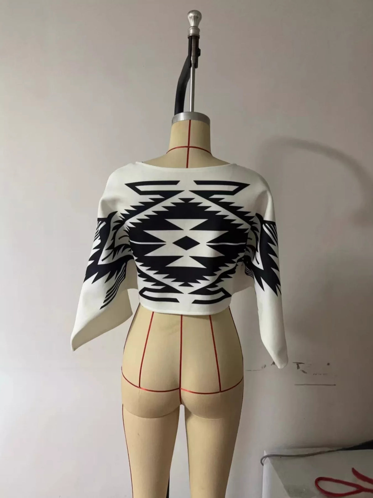 Geometric Pattern Cropped Knit Top - White - View 3