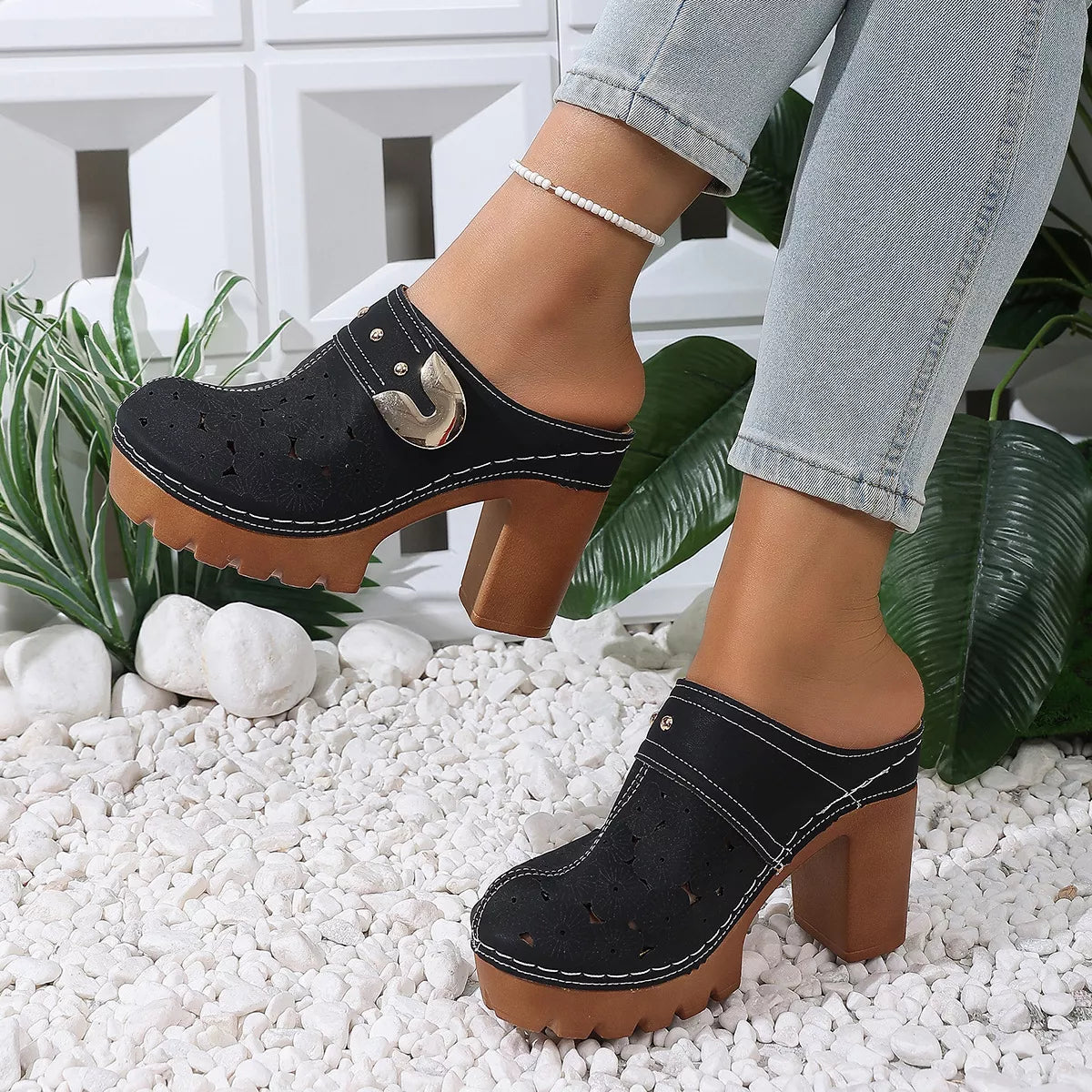 Round Toe Block Heels Sandals - Black - View 6