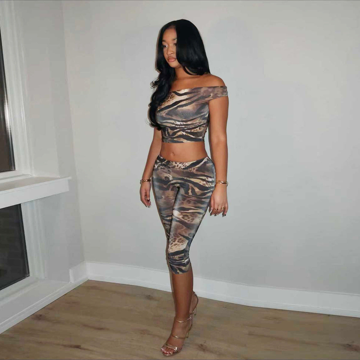 Slim fit exposed navel shoulder print set for women