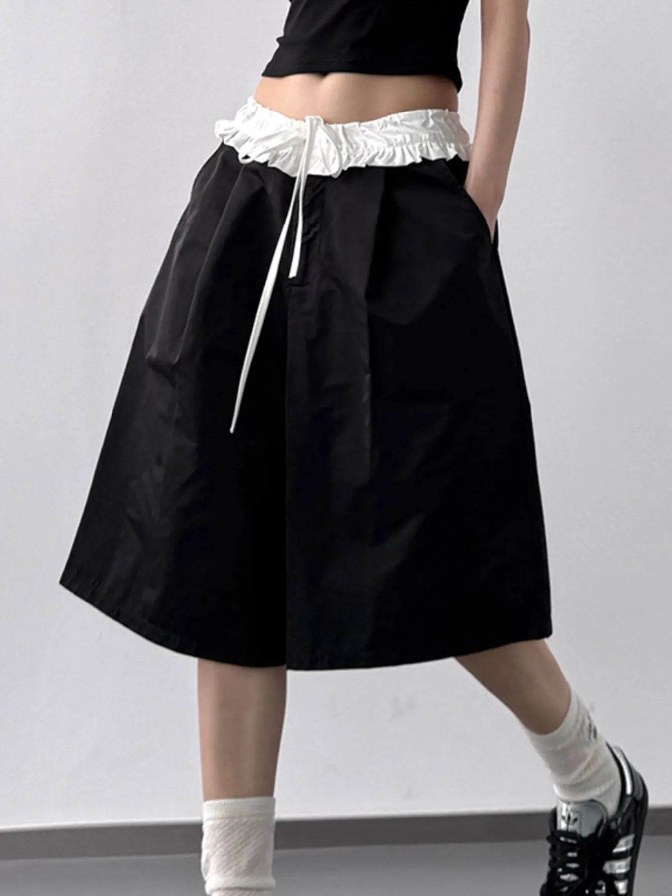 Contrast Waistband Wide-Leg Shorts - Black