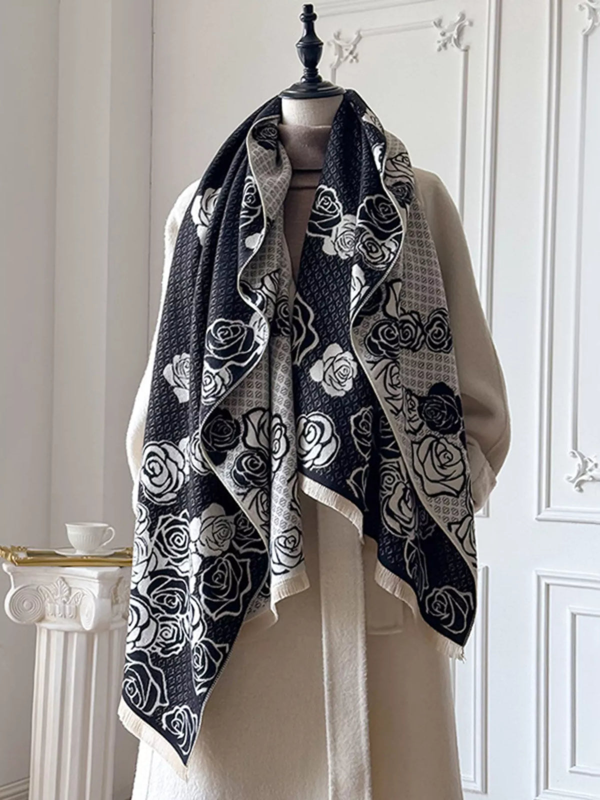 Rose Pattern Warm Scarf - Black - View 3