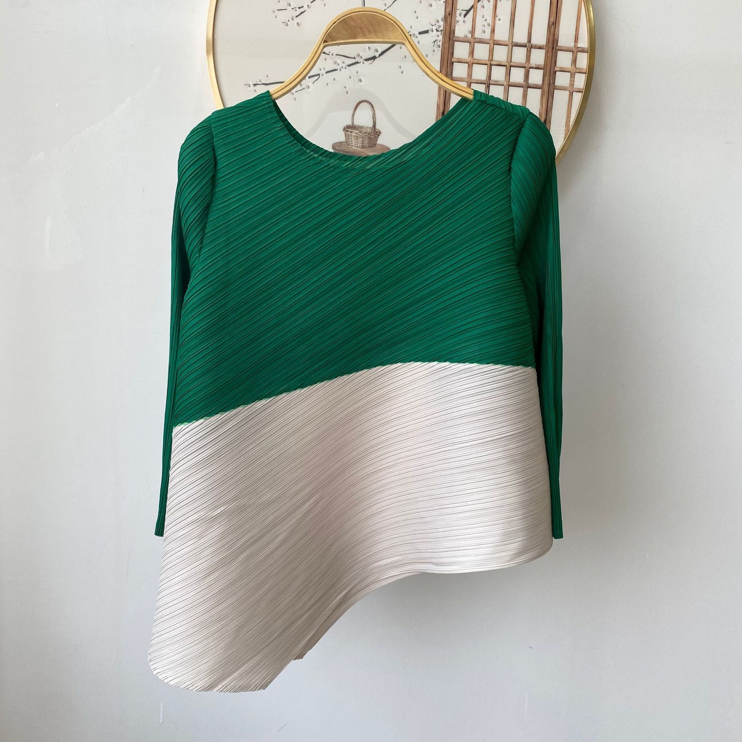 Fashionable Loose Irregular T-Shirt and Nine-Quarter Pants Set with Pleated Design, Comfortable and Slimming for Summer