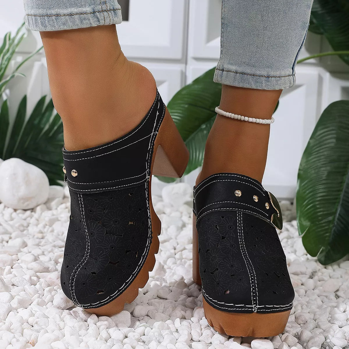 Round Toe Block Heels Sandals - Black - View 7
