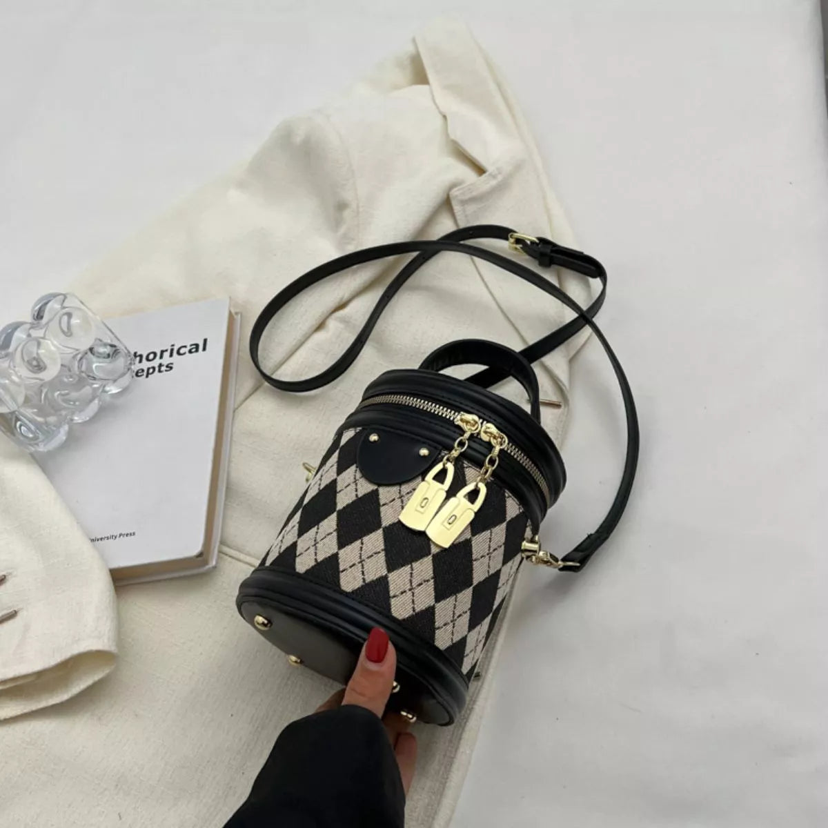 Diamond Pattern Bucket Crossbody Bag - Black - View 4