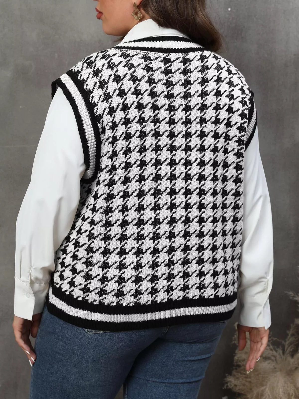 Plus Size Houndstooth V-Neck Knit Sweater Vest - White - View 3