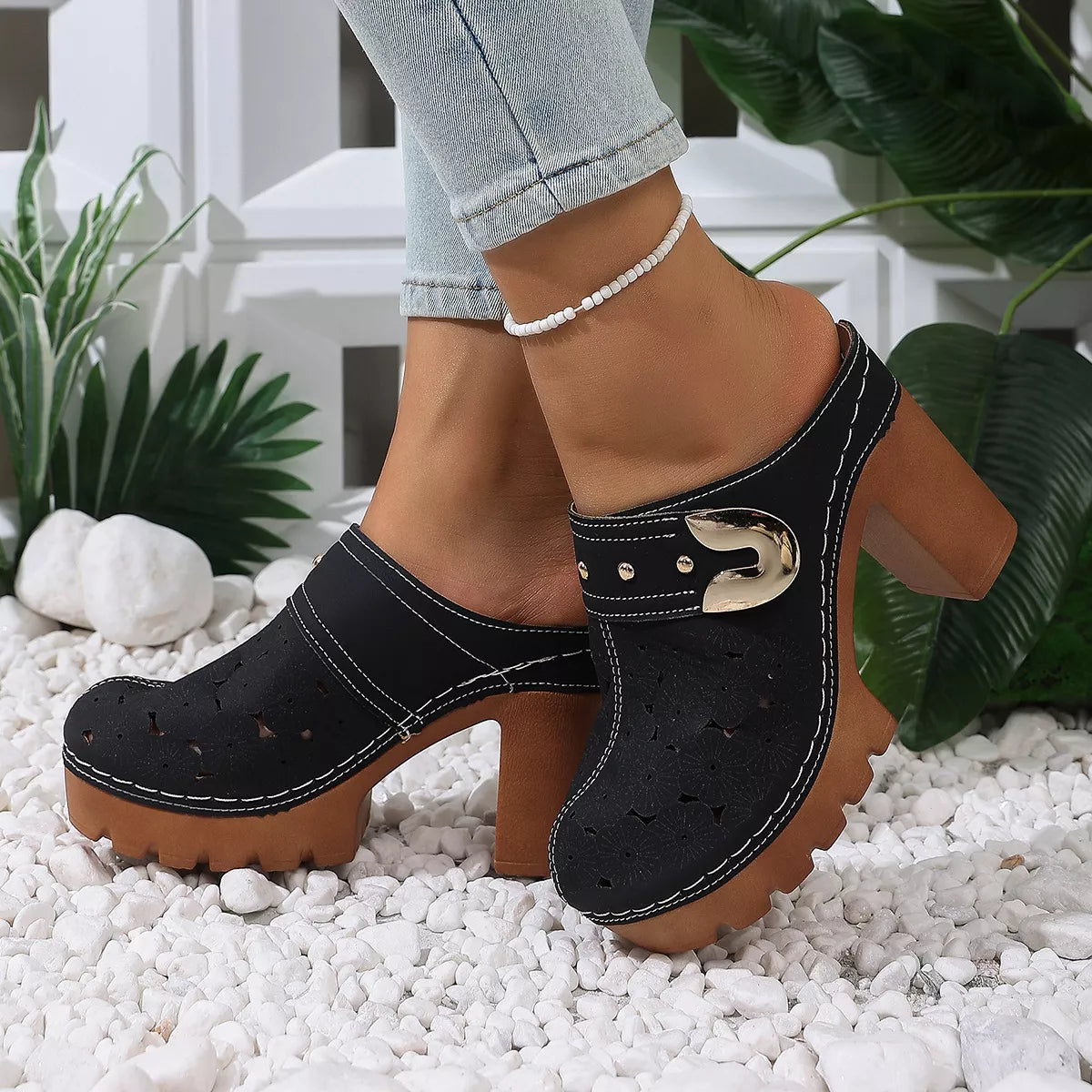 Round Toe Block Heels Sandals - Black - View 5