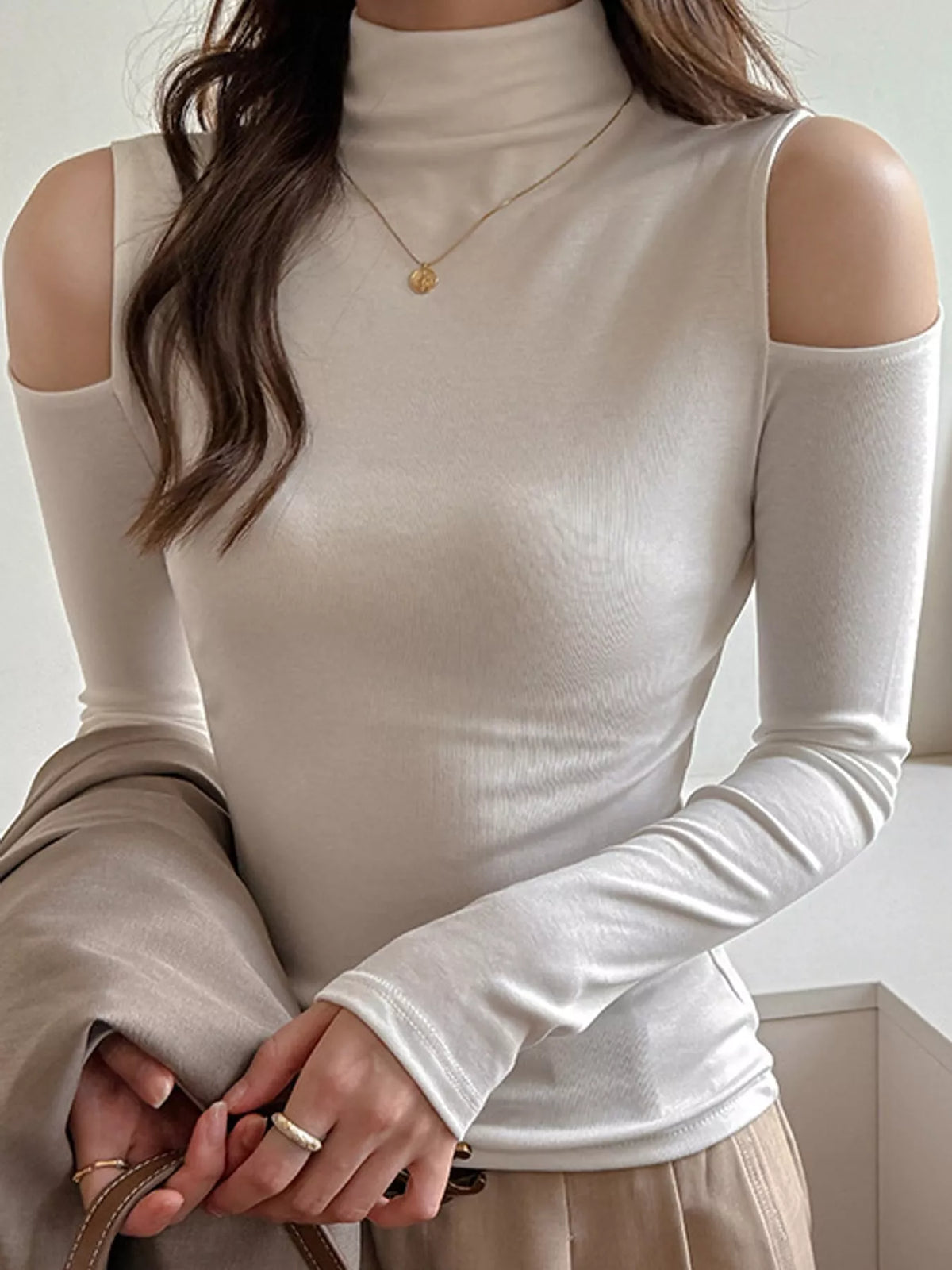 Mock Neck Cold-Shoulder Slim-Fit T-Shirt - White - View 4